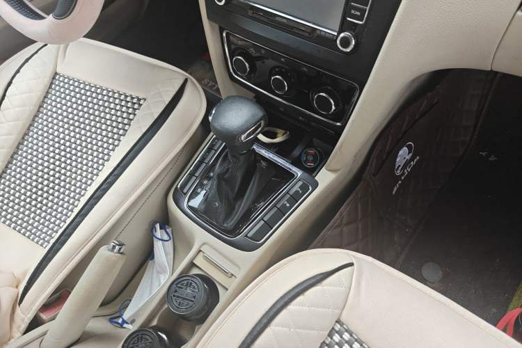 Used Skoda Superb 2012 1.8TSI Automatic Elegant Edition Gear Lever