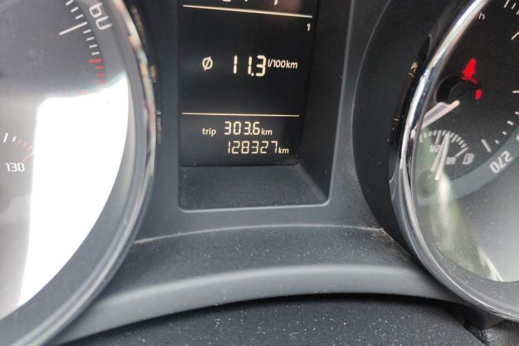 Used Skoda Superb 2012 1.4TSI DSG Zhiya Edition Odometer Close Up