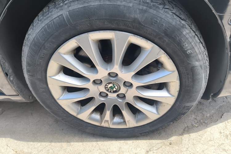 Used Skoda Superb 2012 2.0 TSI Automatic Luxury Edition Right Front Wheel Hub