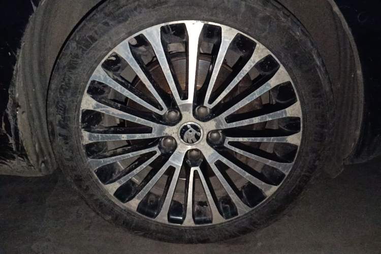 Used Skoda Superb 2012 1.8TSI Automatic Prestige Edition Right Front Wheel Hub