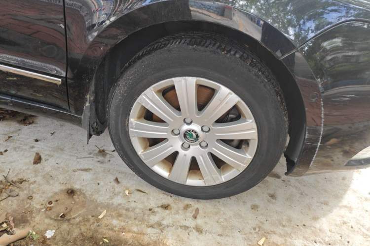 Used Skoda Superb 2012 1.8TSI Automatic Prestige Edition Right Front Wheel Hub