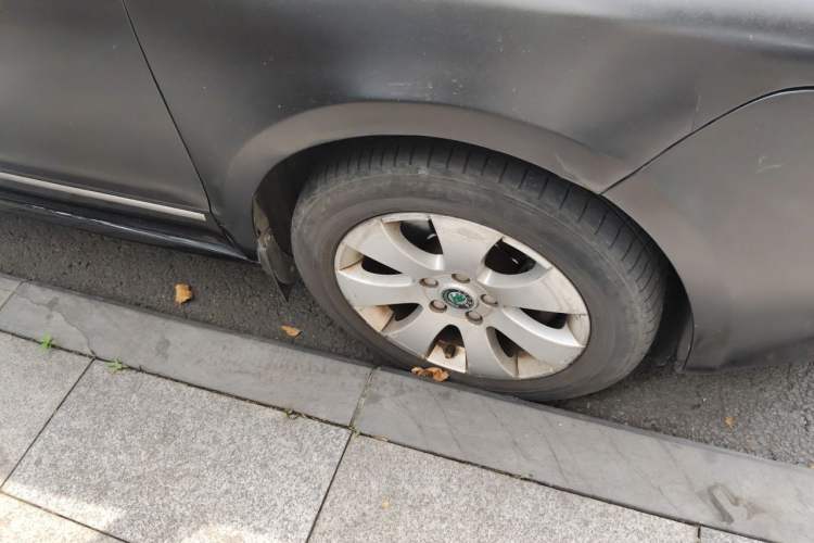 Used Skoda Superb 2012 1.4TSI Manual Zhiya Edition Right Front Wheel Hub