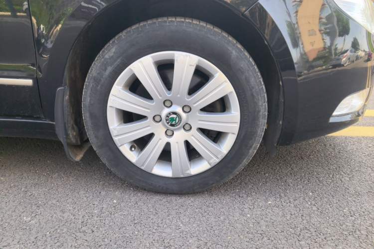 Used Skoda Superb 2012 1.8TSI Automatic Elegant Edition Right Front Wheel Hub