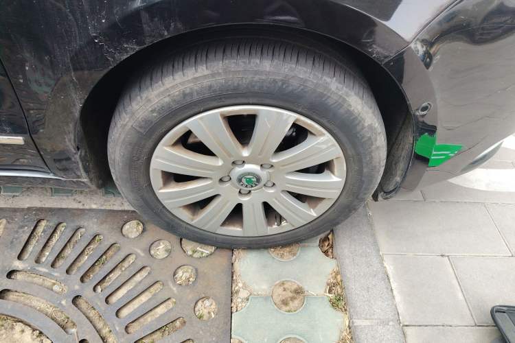 Used Skoda Superb 2012 1.8TSI Automatic Elegant Edition Right Front Wheel Hub