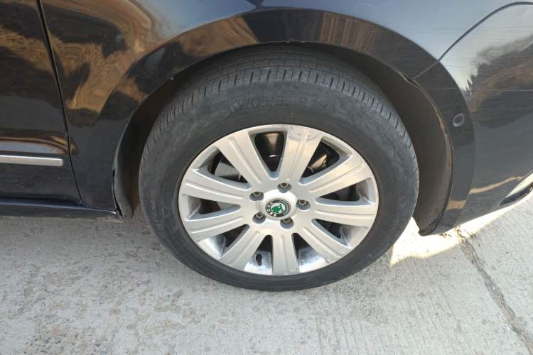 Used Skoda Superb 2012 1.8TSI Automatic Prestige Edition Right Front Wheel Hub