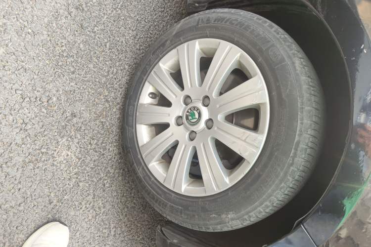 Used Skoda Superb 2012 1.8TSI Automatic Elegant Edition Right Front Wheel Hub