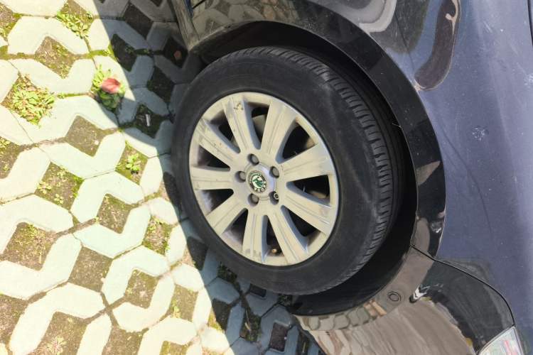 Used Skoda Superb 2012 1.8TSI Automatic Elegant Edition Right Front Wheel Hub