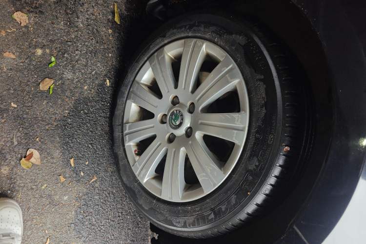 Used Skoda Superb 2012 1.8TSI Automatic Elegant Edition Right Front Wheel Hub