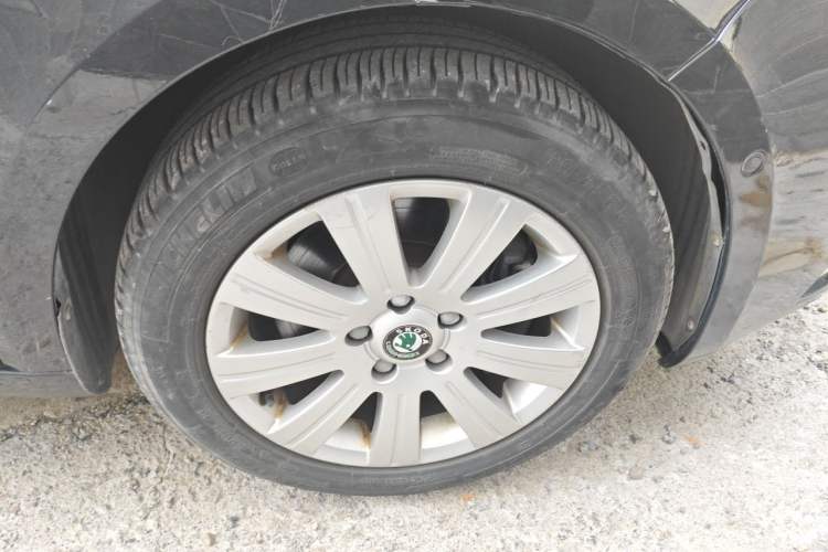 Used Skoda Superb 2012 1.8TSI Manual Elegant Edition Right Front Wheel Hub