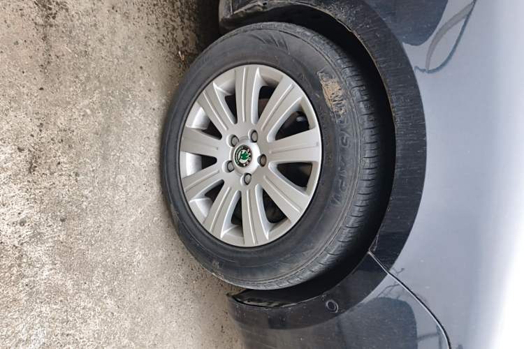 Used Skoda Superb 2012 1.8TSI Automatic Prestige Edition Right Front Wheel Hub