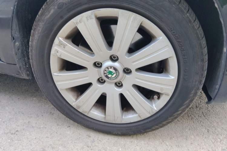 Used Skoda Superb 2012 1.4TSI DSG Elegant Edition Right Front Wheel Hub