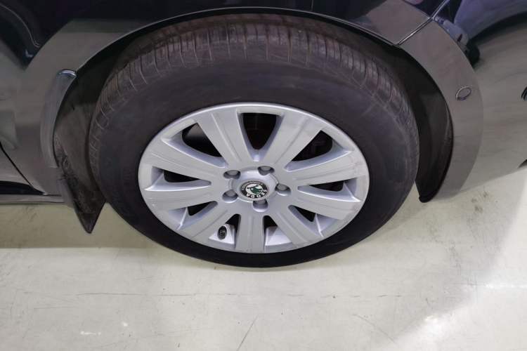 Used Skoda Superb 2012 1.8TSI Automatic Elegant Edition Right Rear Wheel Hub