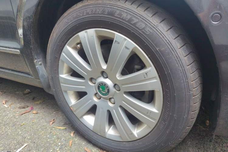 Used Skoda Superb 2012 1.8TSI Automatic Prestige Edition Right Front Wheel Hub