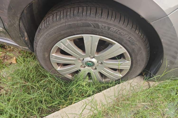 Used Skoda Superb 2012 1.8TSI Automatic Elegant Edition Right Front Wheel Hub
