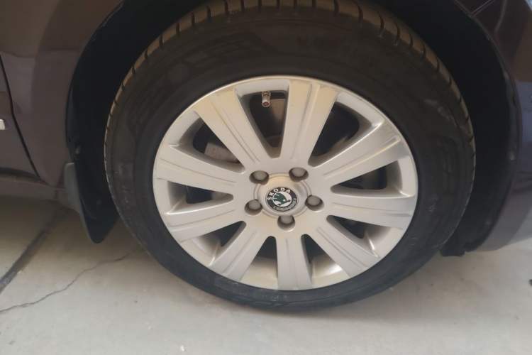 Used Skoda Superb 2012 1.4TSI DSG Elegant Edition Right Front Wheel Hub