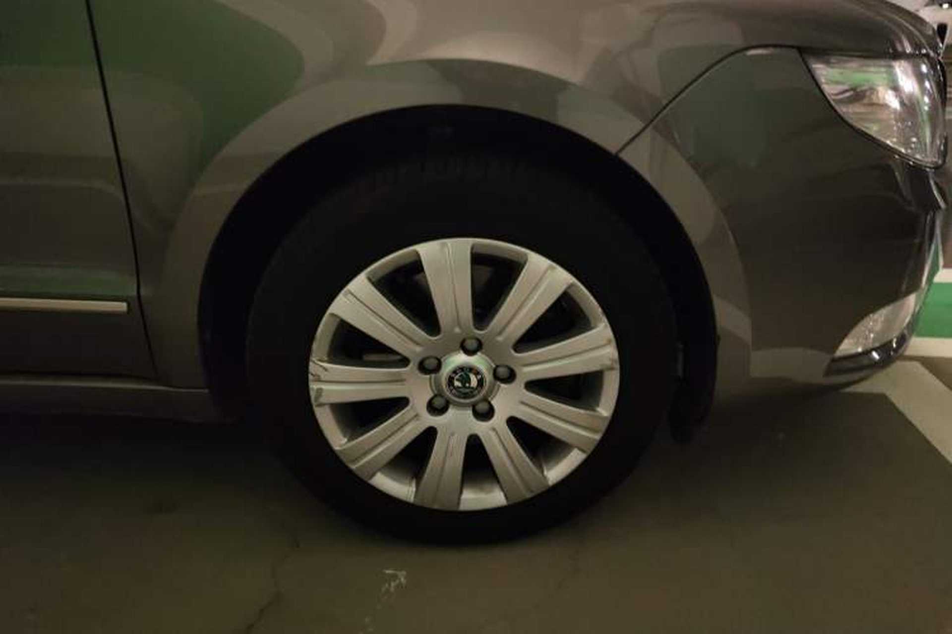 Used Skoda Superb 2012 1.8TSI Automatic Elegant Edition Right Front Wheel Hub