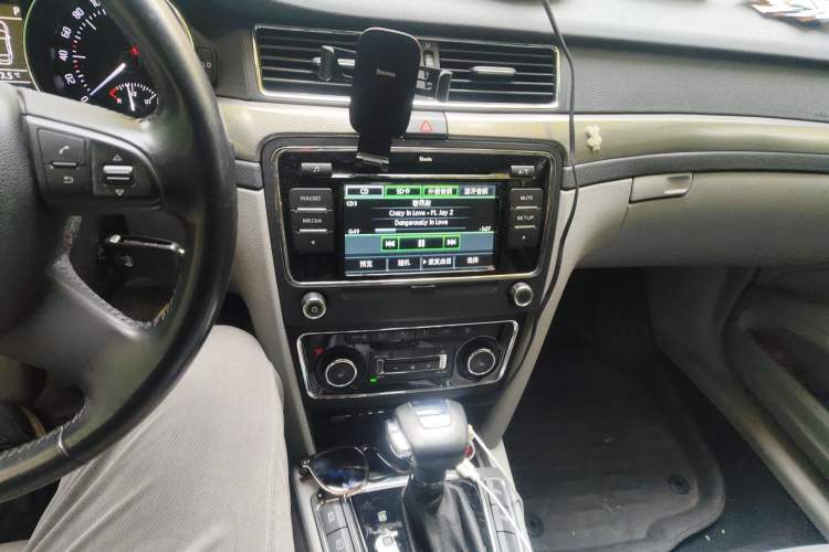 Used Skoda Superb 2012 1.8TSI Automatic Prestige Edition Audio And AC Panel