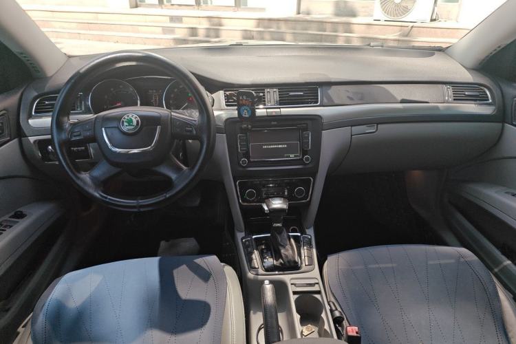 Used Skoda Superb 2012 2.0 TSI Automatic Luxury Edition Center Console