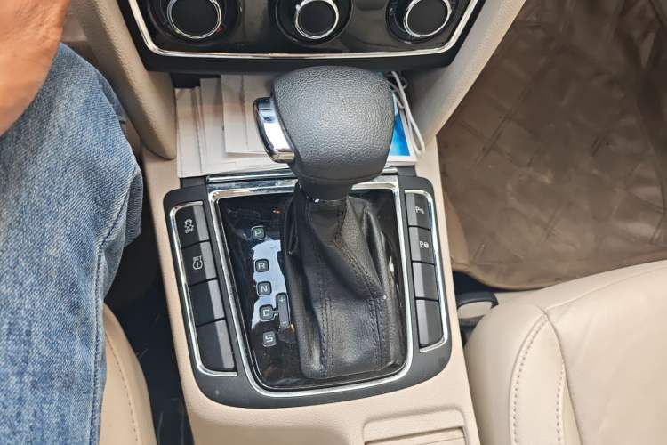 Used Skoda Superb 2012 1.8TSI Automatic Elegant Edition Gear Lever