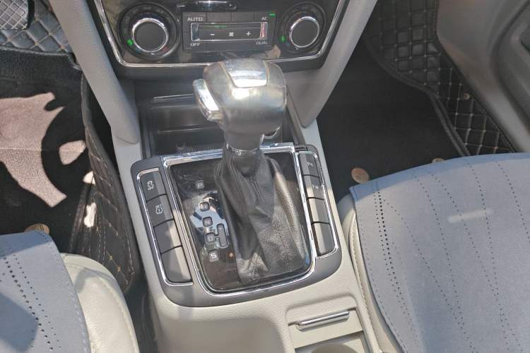 Used Skoda Superb 2012 2.0 TSI Automatic Luxury Edition Gear Lever