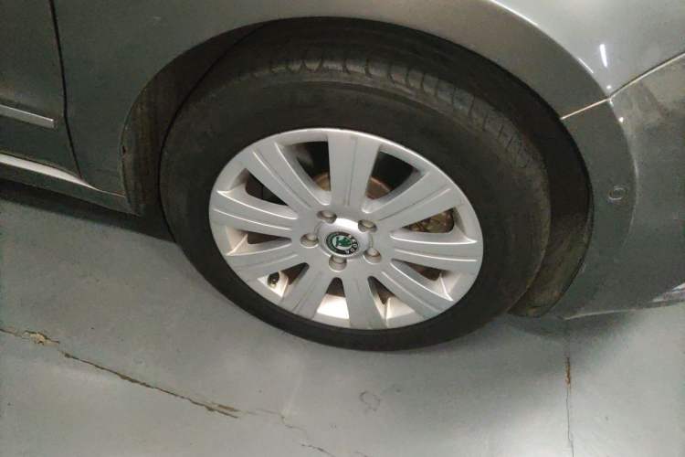 Used Skoda Superb 2012 1.4TSI DSG Elegant Edition Right Front Wheel Hub