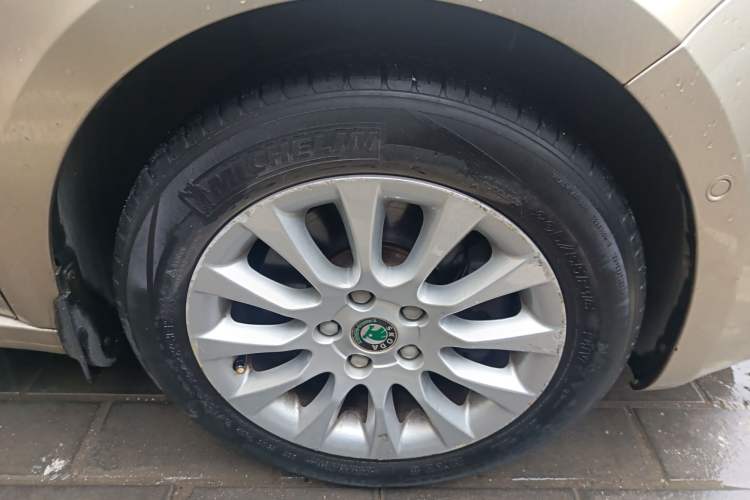 Used Skoda Superb 2012 1.8TSI Automatic Elegant Edition Right Front Wheel Hub