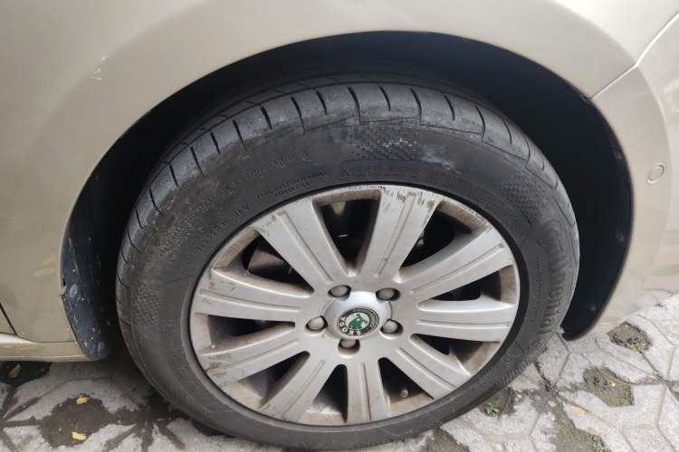 Used Skoda Superb 2012 1.8TSI Automatic Prestige Edition Right Front Wheel Hub