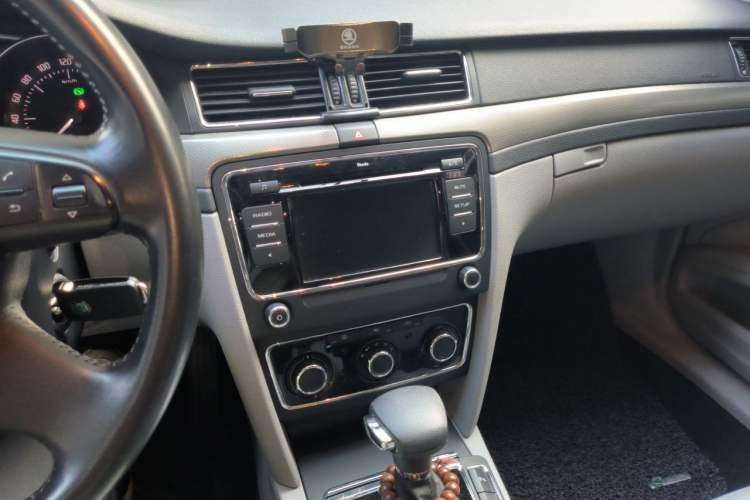 Used Skoda Superb 2012 1.8TSI Automatic Elegant Edition Audio And AC Panel