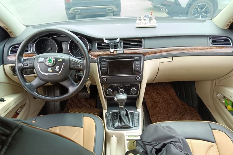 Used Skoda Superb 2012 1.4TSI DSG Elegant Edition Center Console