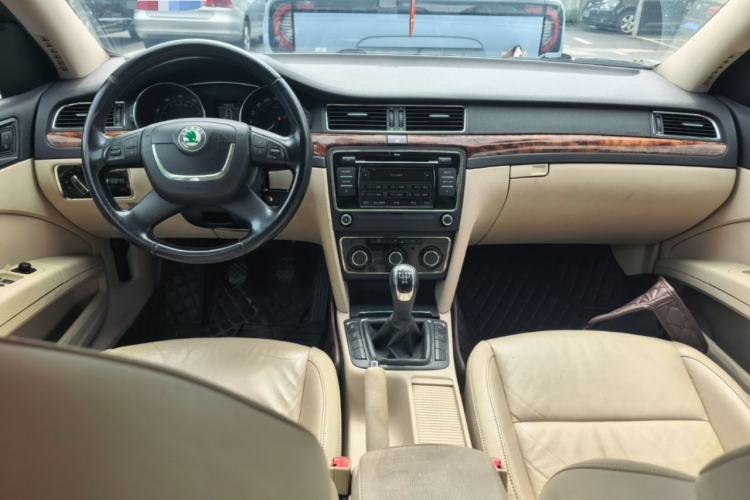 Used Skoda Superb 2012 1.8TSI Manual Elegant Edition Center Console