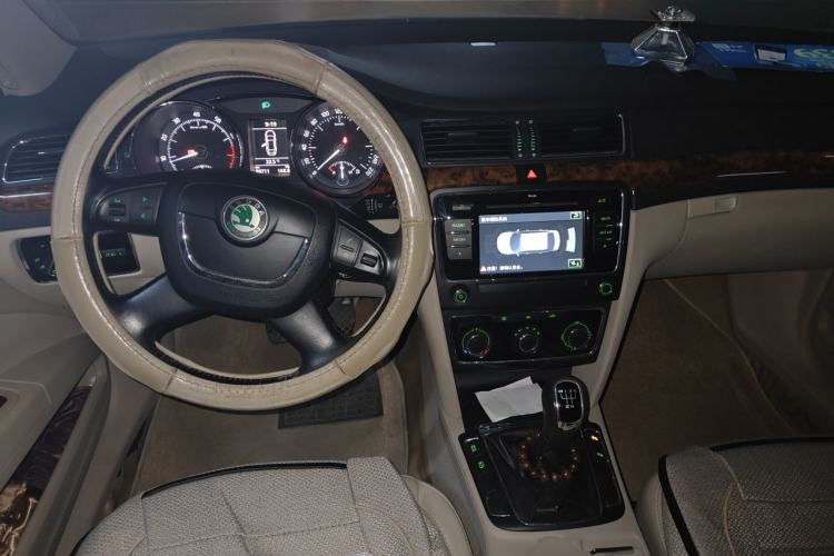 Used Skoda Superb 2012 1.8TSI Manual Elegant Edition Center Console