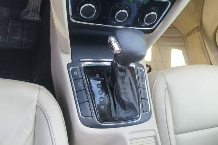 Used Skoda Superb 2012 1.8TSI Automatic Elegant Edition Gear Lever