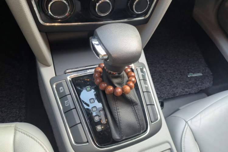 Used Skoda Superb 2012 1.8TSI Automatic Elegant Edition Gear Lever