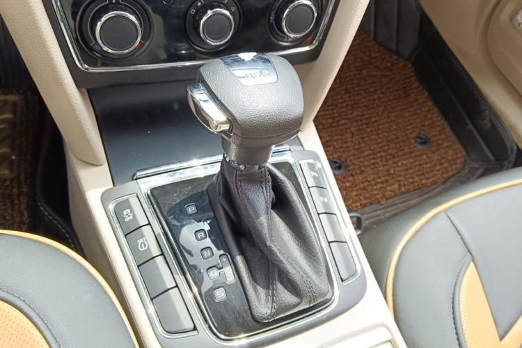 Used Skoda Superb 2012 1.4TSI DSG Elegant Edition Gear Lever
