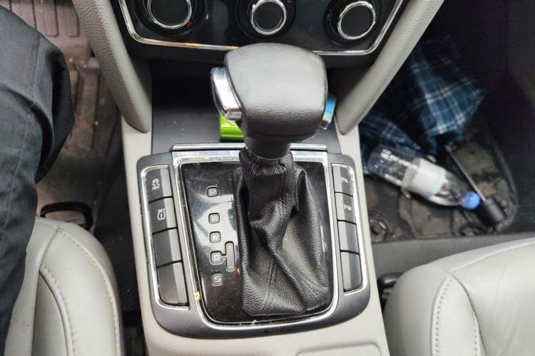 Used Skoda Superb 2012 1.8TSI Automatic Elegant Edition Gear Lever