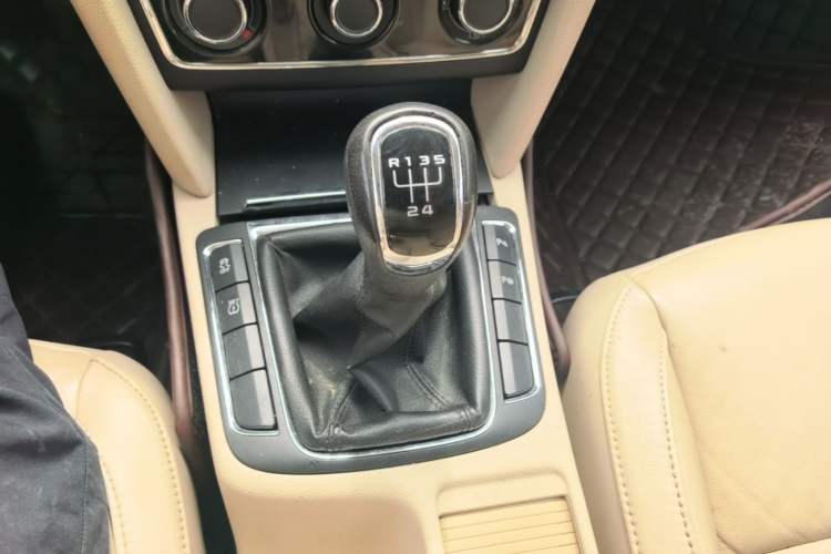 Used Skoda Superb 2012 1.8TSI Manual Elegant Edition Gear Lever