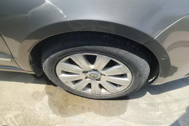 Used Skoda Superb 2012 1.8TSI Automatic Elegant Edition Right Front Wheel Hub