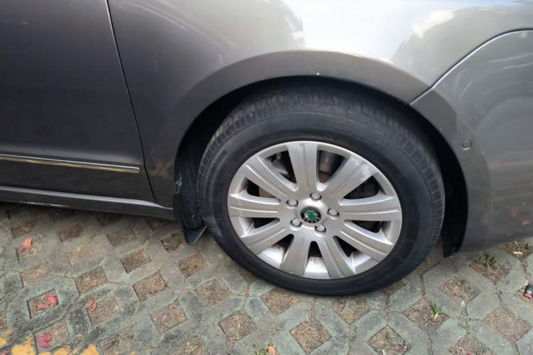 Used Skoda Superb 2012 1.8TSI Automatic Elegant Edition Right Front Wheel Hub