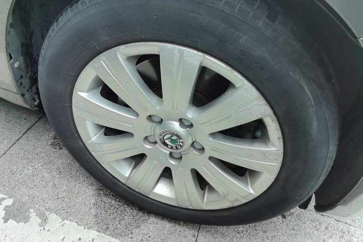 Used Skoda Superb 2012 1.8TSI Automatic Prestige Edition Right Front Wheel Hub