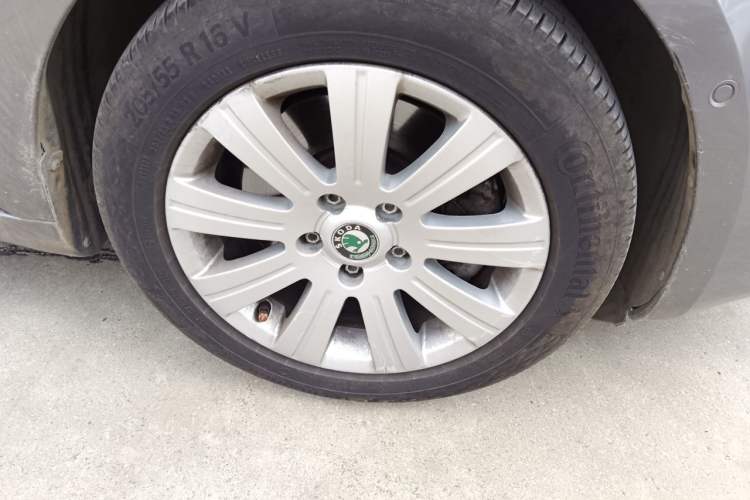 Used Skoda Superb 2012 1.4TSI DSG Elegant Edition Right Front Wheel Hub