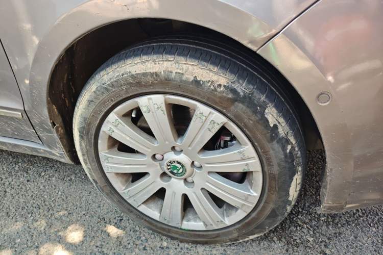 Used Skoda Superb 2012 1.8TSI Automatic Prestige Edition Right Front Wheel Hub