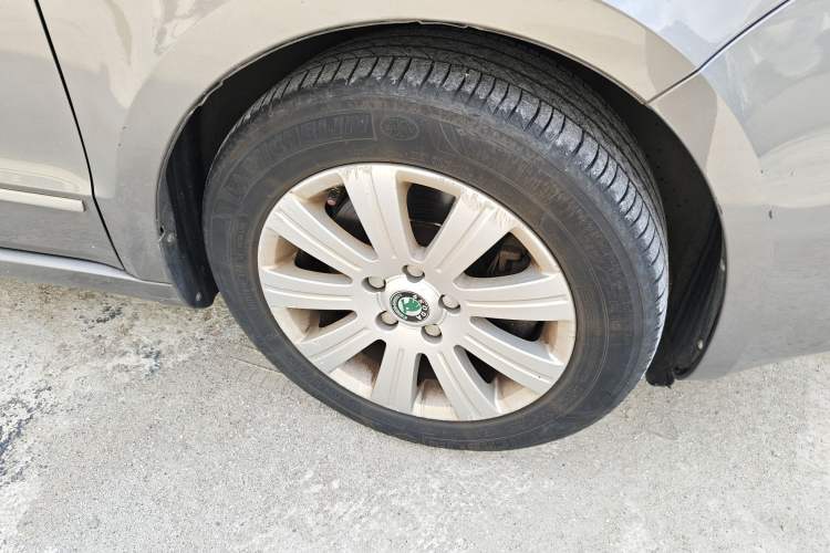 Used Skoda Superb 2012 1.8TSI Manual Elegant Edition Right Front Wheel Hub