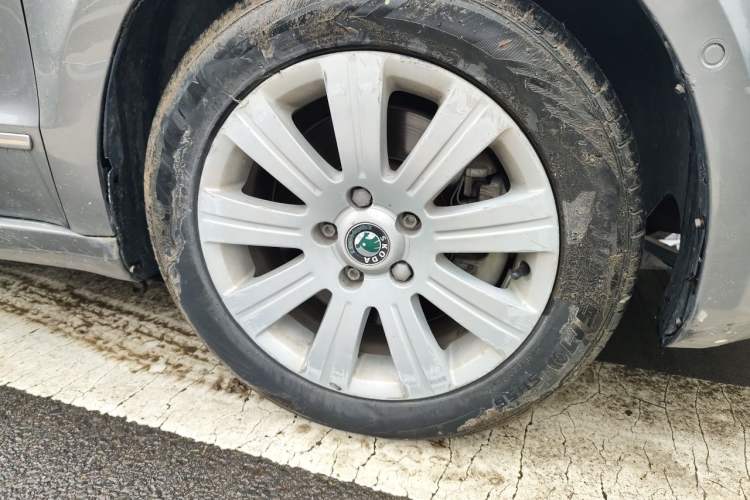 Used Skoda Superb 2012 1.8TSI Automatic Elegant Edition Right Front Wheel Hub