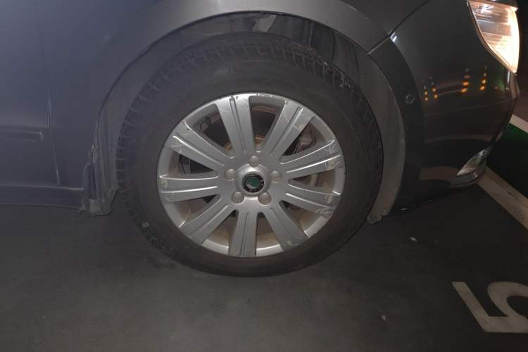 Used Skoda Superb 2012 1.8TSI Manual Elegant Edition Right Front Wheel Hub