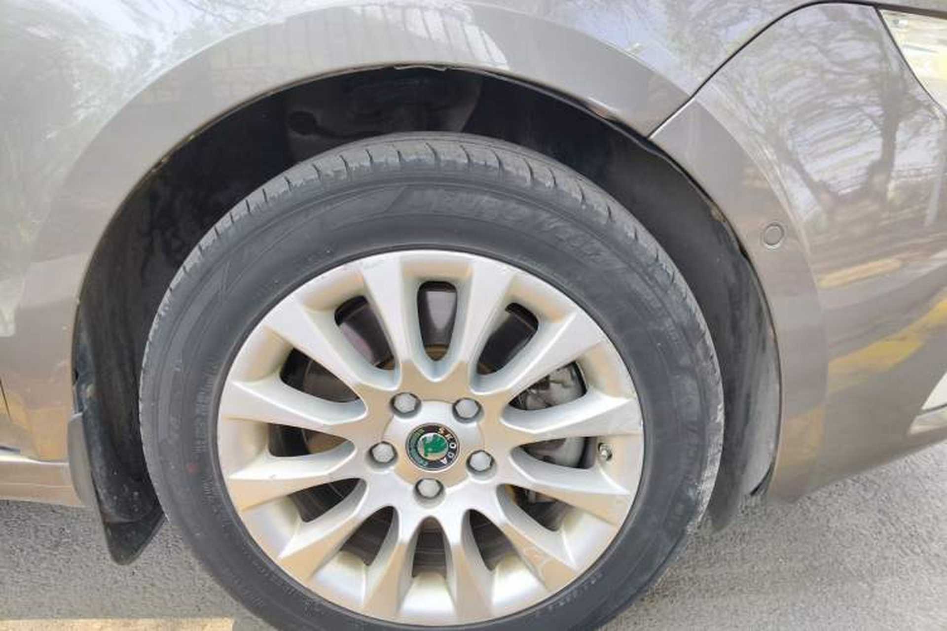 Used Skoda Superb 2012 2.0 TSI Automatic Luxury Edition Right Front Wheel Hub