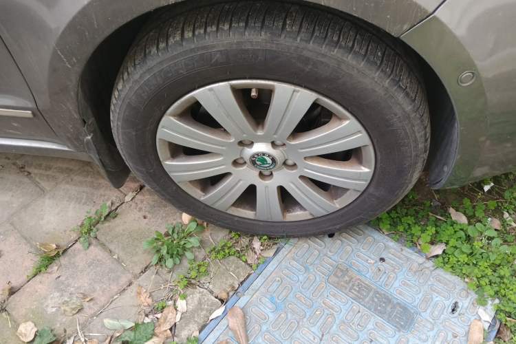 Used Skoda Superb 2012 1.4TSI DSG Elegant Edition Right Front Wheel Hub