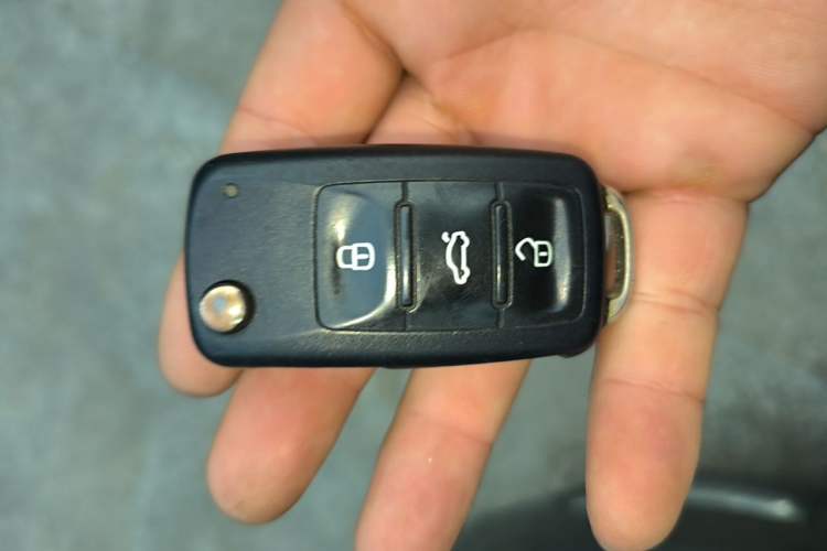 Used Skoda Superb 2012 1.8TSI Automatic Elegant Edition Vehicle Key