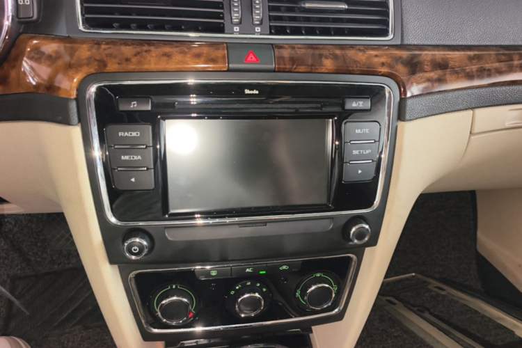 Used Skoda Superb 2012 1.4TSI DSG Elegant Edition Audio And AC Panel