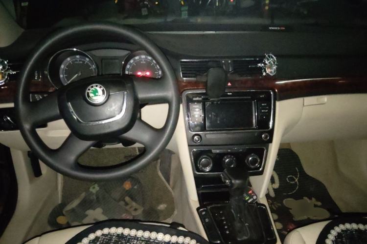 Used Skoda Superb 2012 1.8TSI Automatic Elegant Edition Center Console