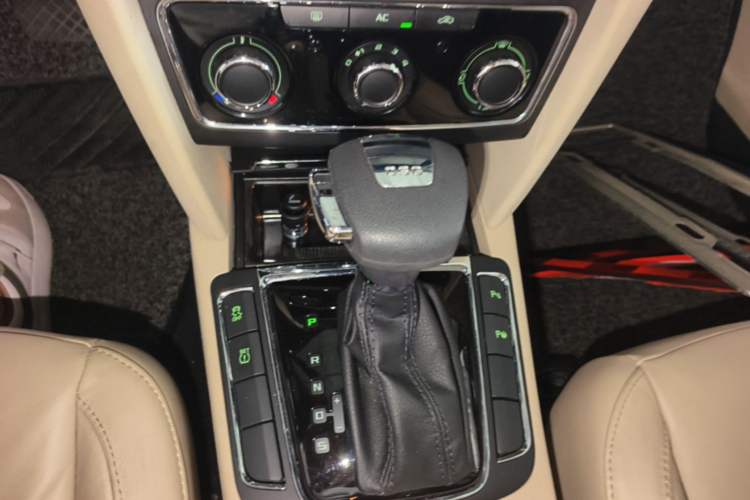 Used Skoda Superb 2012 1.4TSI DSG Elegant Edition Gear Lever